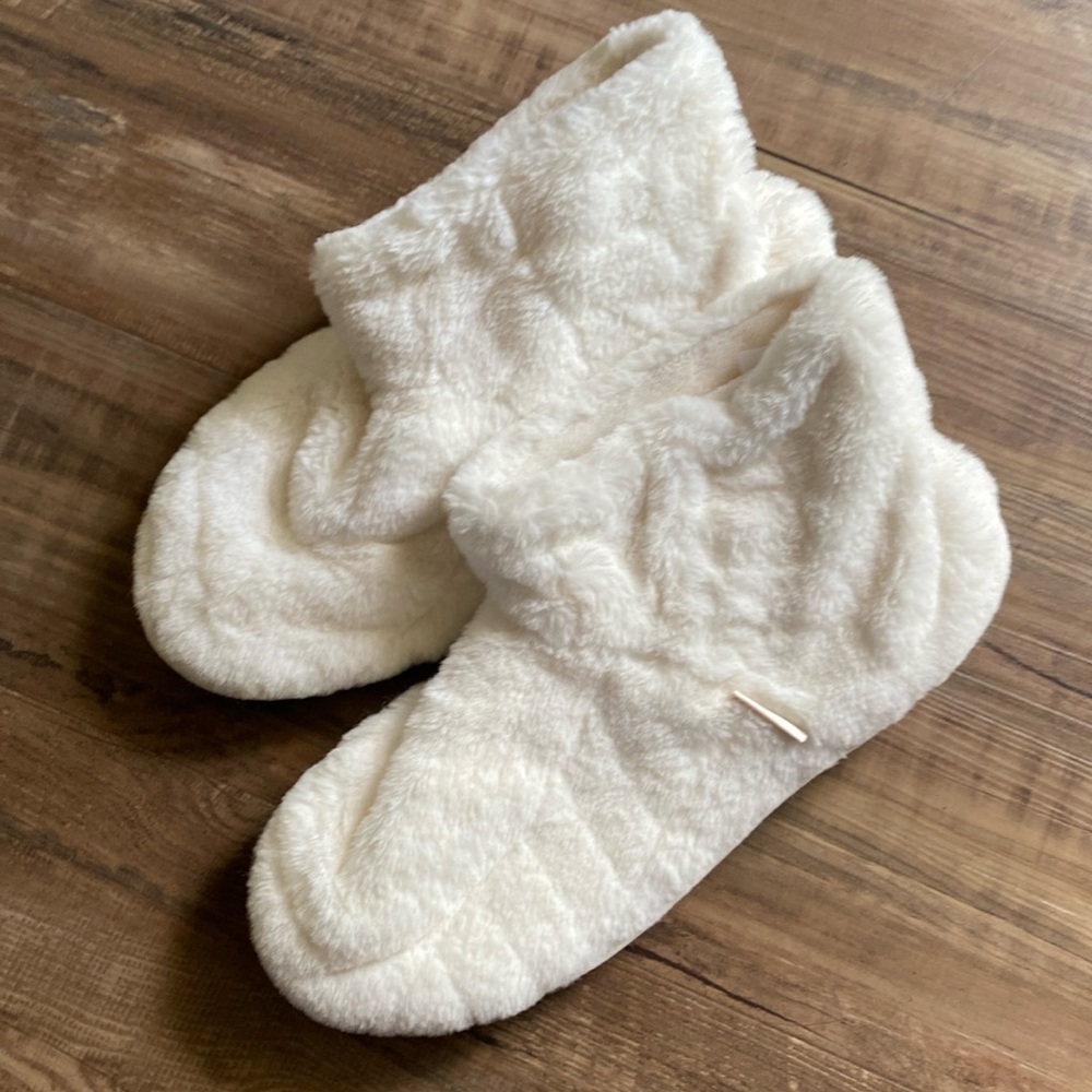 Muk Luks slipper snow bunny fuzzy slipper boots MukLuks white
